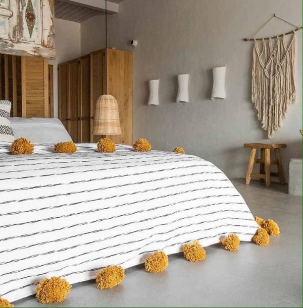 COUVERTURE POMPONS NOIR BLANC  AVEC COUSSINS