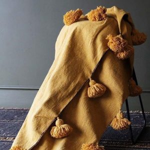 COUVERTURE POMPONS JAUNE ET COUSSINS