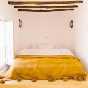 COUVERTURE POMPONS JAUNE ET COUSSINS