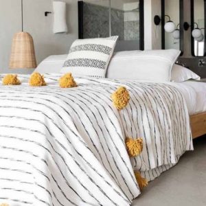 COUVERTURE POMPONS NOIR BLANC  AVEC COUSSINS